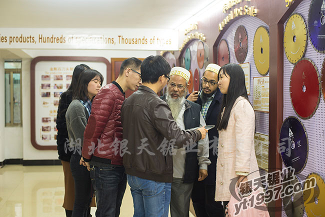 埃及客户观赏银天金刚石锯片展示厅